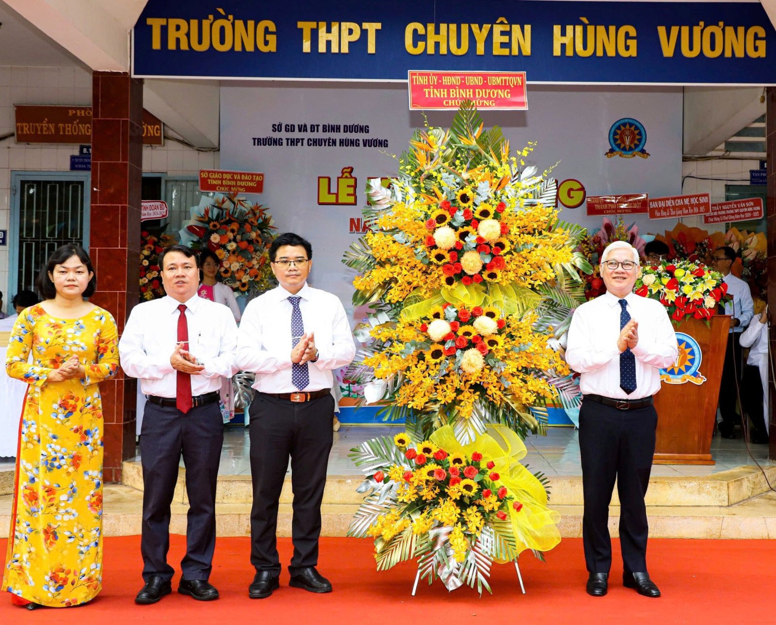 4- Bí thư Tỉnh ủy Nguyễn Văn Lợi tặng hoa chúc mừng trường THPT Chuyên Hùng Vương (Ảnh: Quốc Chiến).